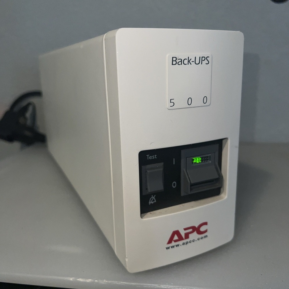 APC Back-UPS 500 UPS Battery Backup White Excellent 300W BK500MC Surge Protector